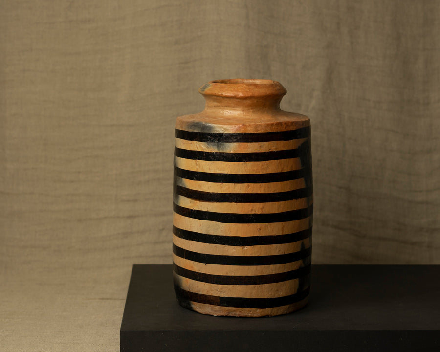 Terracotta pot met horizontale strepen 